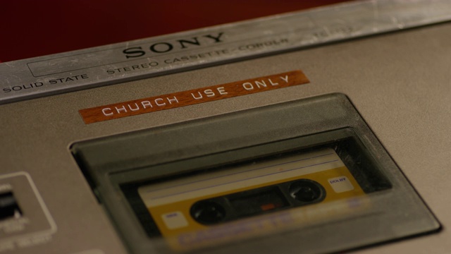 近角索尼固态立体声盒式磁带播放器。卡式录音机上的标签或贴纸上写着“仅供教堂使用”。视频素材