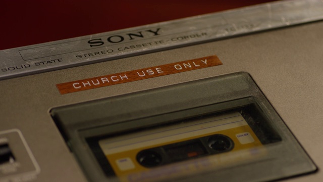 近角索尼固态立体声盒式磁带播放器。卡式录音机上的标签或贴纸上写着“仅供教堂使用”。视频素材
