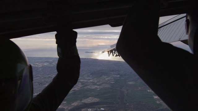 跳伞人员在日落时分视频下载
