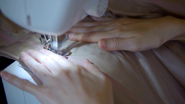 近距离的裁缝用缝纫机的手视频素材