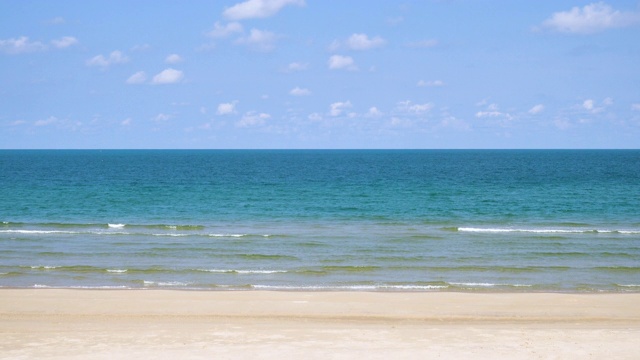 清澈的绿松石蓝色的大海在邦沙潘，普拉楚布基里汗，泰国视频素材
