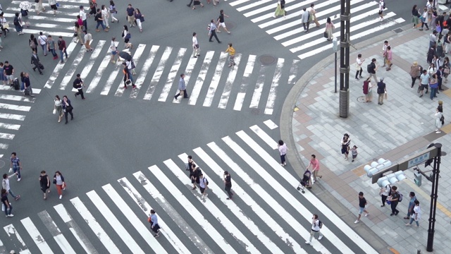 日本银座行人过马路的慢镜头鸟瞰图。视频素材