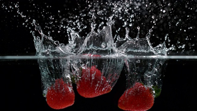 草莓溅入水中的慢动作镜头视频下载
