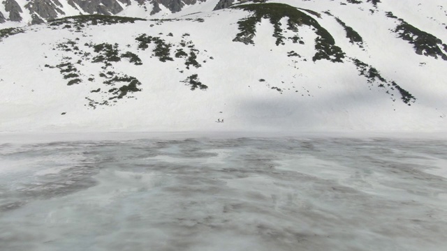 两名登山运动员滑雪穿越雪山景观视频下载