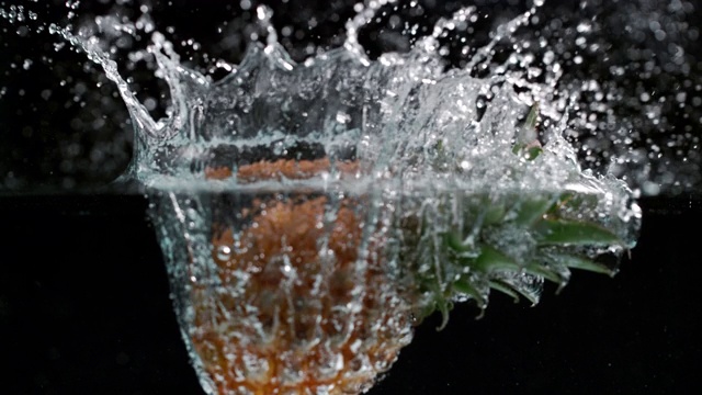 菠萝溅水的慢动作镜头视频素材