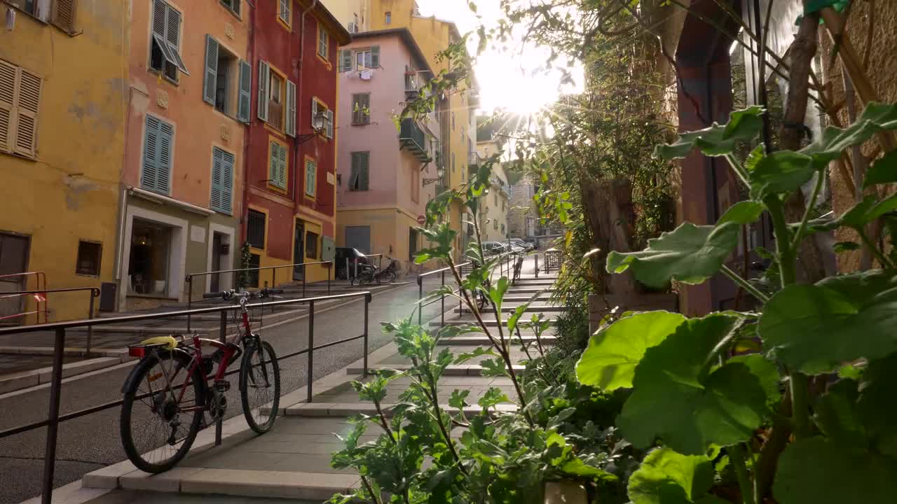 斯蒂尼康拍摄的街道在尼斯老城，法国。早晨太阳照在街道上。尼斯位于法国里维埃拉，位于法国东南海岸，濒临地中海，位于阿尔卑斯山脚下。UHD视频素材