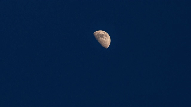 时间流逝四分之一的月亮在天空中移动视频素材