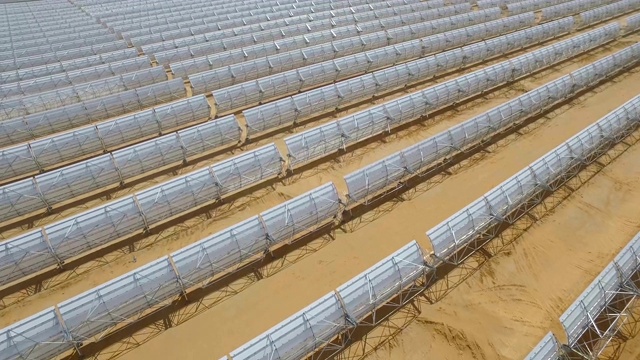 无人机拍摄的太阳能电池板农场。太阳能电池板航空飞行可再生能源视频素材