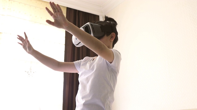玩VR游戏的男孩视频素材