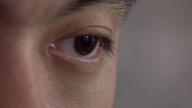 亚洲男性棕色眼睛(特写)视频素材