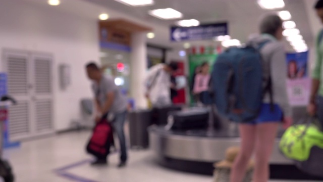 行李放在机场的行李传送带上视频素材