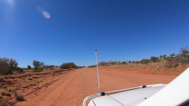 在澳大利亚北领地的内陆公路上行驶视频素材