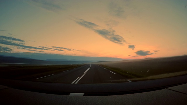 风景POV附近的山脉附近的Myvatn湖与雾早晨在冰岛北部，在冰岛的道路上驾驶汽车的观点，从汽车窗口的观点，假日公路旅行的概念视频下载