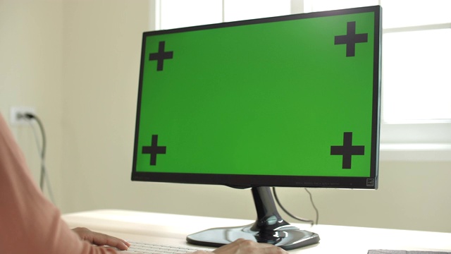 用绿屏电脑的女人视频下载