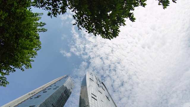 仰望蓝天与现代建筑在新加坡，时间流逝视频视频素材