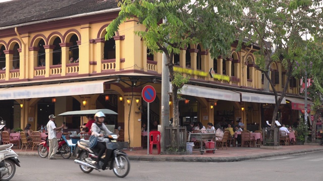 暹粒市中心老市场区域的交通和餐厅视频下载