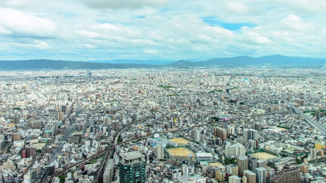 从日本大阪的安野春鹿拍摄的大阪城市的4K平移从左到右视频下载