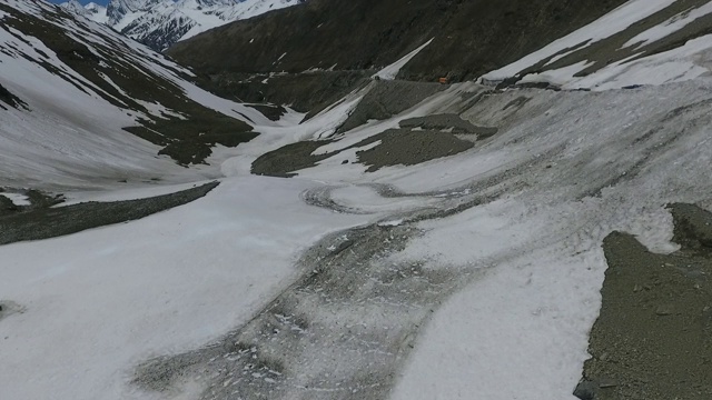 雪山脚下的盆地和道路视频素材