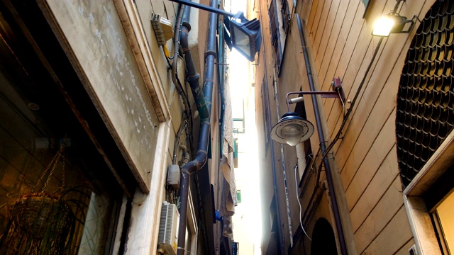 这是热那亚市中心典型的狭窄街道视频下载