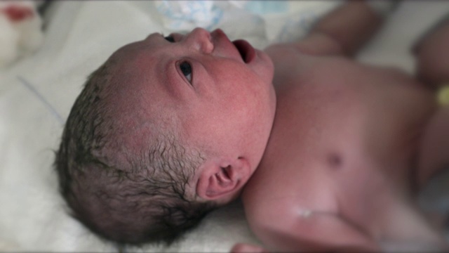婴儿出生后的新生儿视频素材