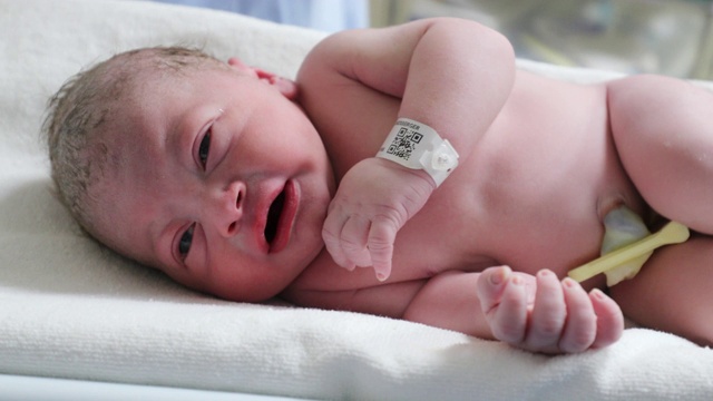 婴儿出生后的第一秒钟，婴儿在哭泣视频素材
