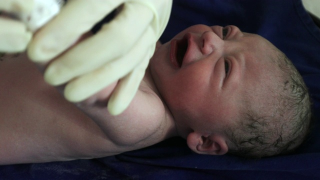 婴儿出生后的第一秒生命视频素材