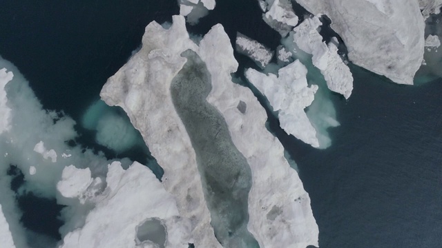 北极海洋中的漂浮冰川视频下载