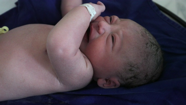新生儿婴儿出生后在医院的第一分钟生命视频素材