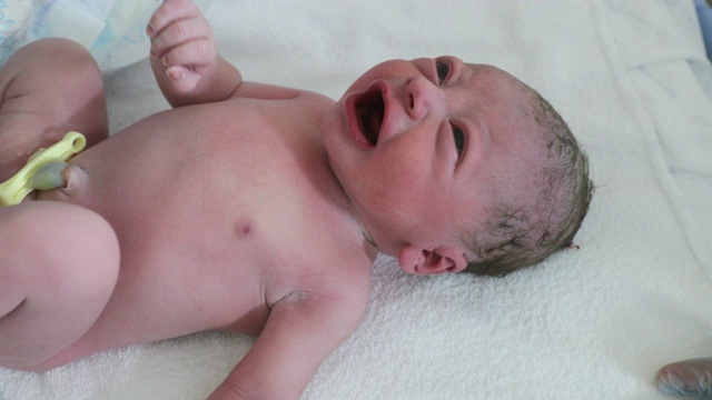 新生儿出生后哭闹视频素材