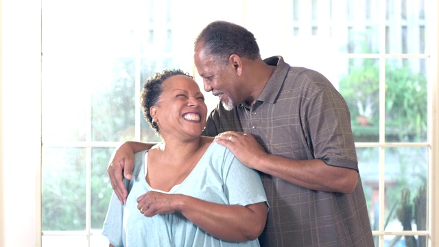 深情的老非裔美国人夫妇视频素材