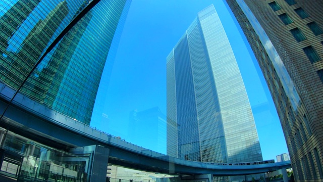 从下面看城市摩天大楼视频素材