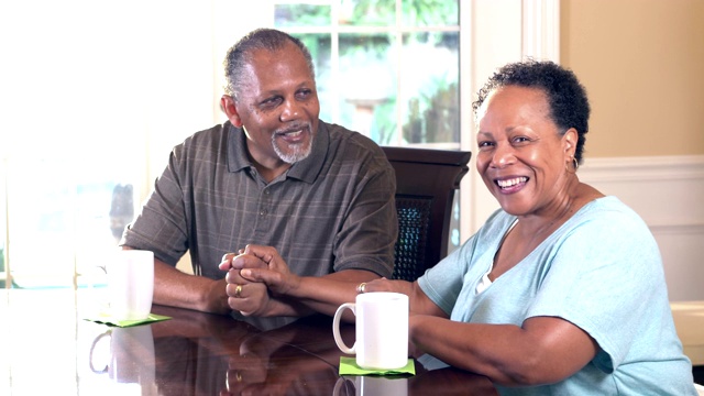 一对老非裔美国夫妇边喝咖啡边聊天视频素材