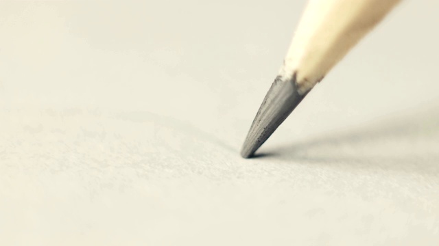 艺术家用铅笔在纸上画画。或者只是一封纸上的信视频下载
