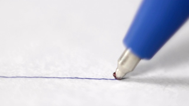 圆珠笔在纸上写字或画画视频素材