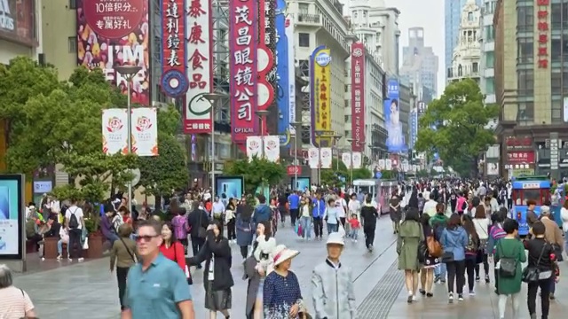 中国上海，人们走在南京路上视频素材