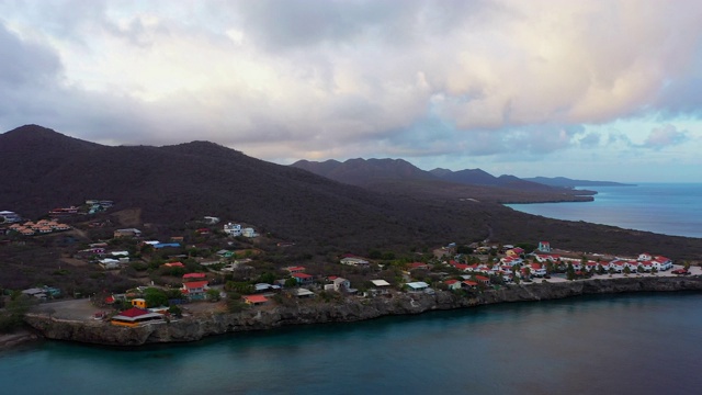 鸟瞰图在太阳升起在Curaçao/加勒比/荷属安的列斯群岛西部的西庞特海滩视频素材