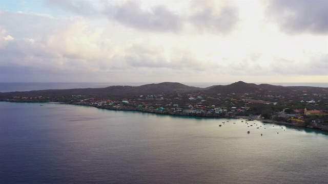 鸟瞰图在太阳升起在Curaçao/加勒比/荷属安的列斯群岛西部的西庞特海滩视频下载