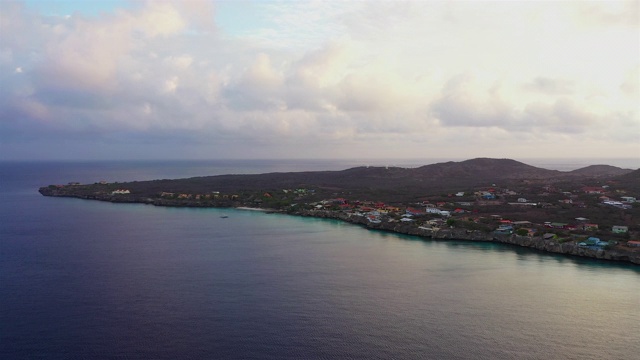 鸟瞰图在太阳升起在Curaçao/加勒比/荷属安的列斯群岛西部的西庞特海滩视频下载