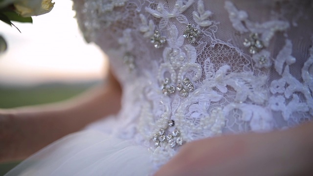 身着婚纱手持花束的女士视频下载