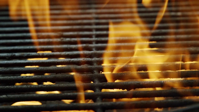火焰在一个户外烧烤架跳舞视频素材