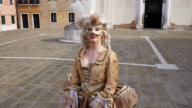 穿着古装和威尼斯面具的老城区妇女视频素材