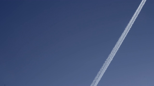 飞机在头顶3000英尺上方飞过视频素材