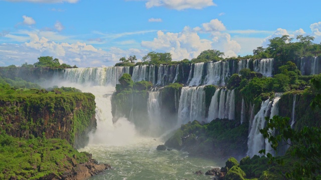 从国家公园阿根廷一侧看伊瓜苏瀑布视频素材
