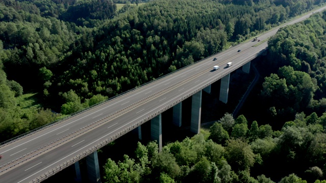 高速公路桥上的交通视频素材