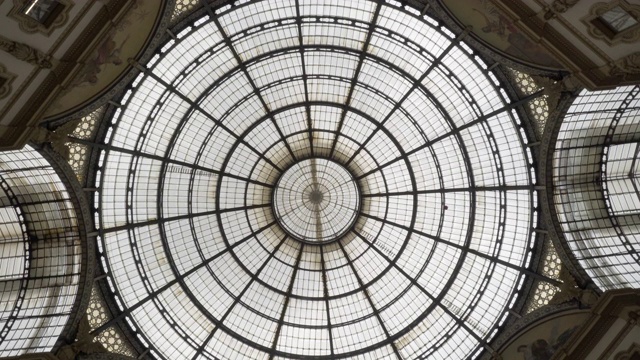 旋转:意大利米兰一座建筑的对称天空圆顶视频下载
