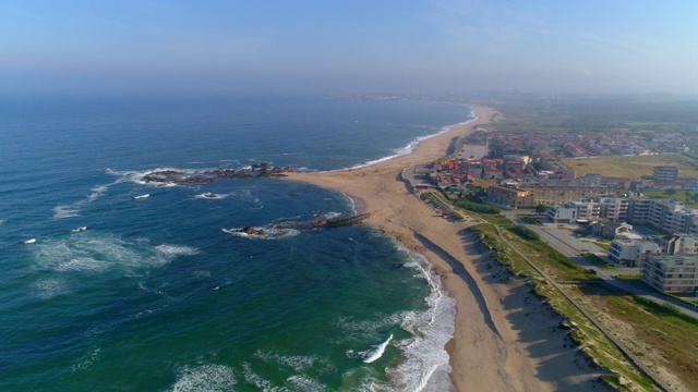 从右到左:葡萄牙波尔图的城市海滩的壮丽景色，在迷人的地区有强烈的海浪视频下载