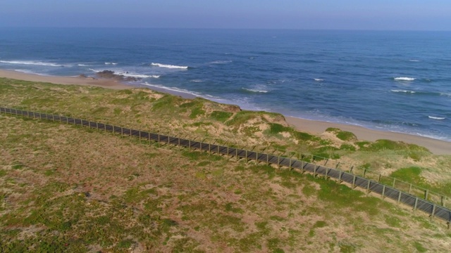 从右到左:探索葡萄牙波尔图壮丽的海滩区域视频下载