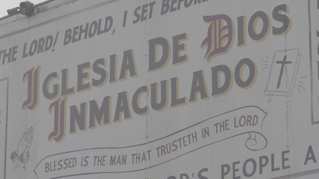 近角度的标志，横幅，海报，或广告为教堂阅读“iglesia de dios immaculado”。倚靠耶和华的，这人有福了。可能是在建筑上。视频下载
