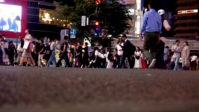 低角度视图。日本东京，行人穿过涩谷十字路口视频素材
