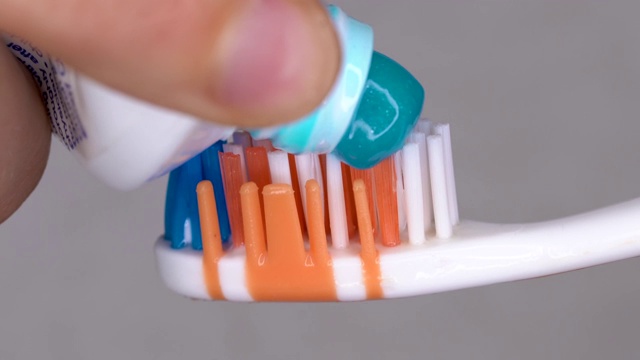 牙膏应用在牙刷上的特写宏视频素材
